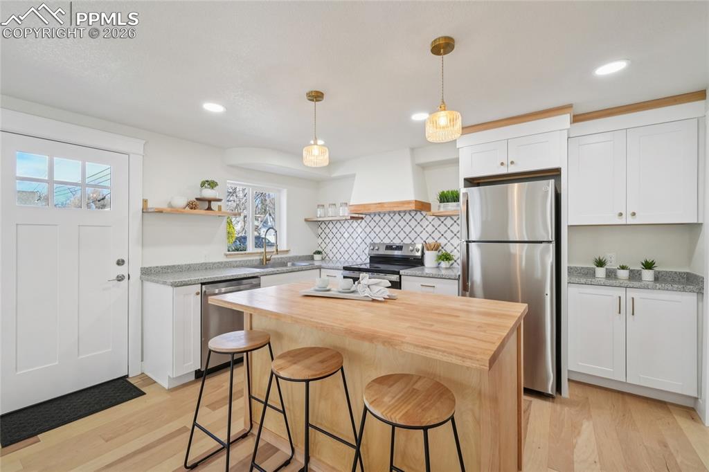 Image 7 of 36: Kitchen