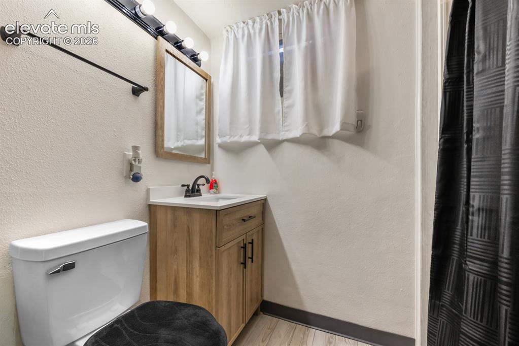 Image 18 of 28: Bathroom