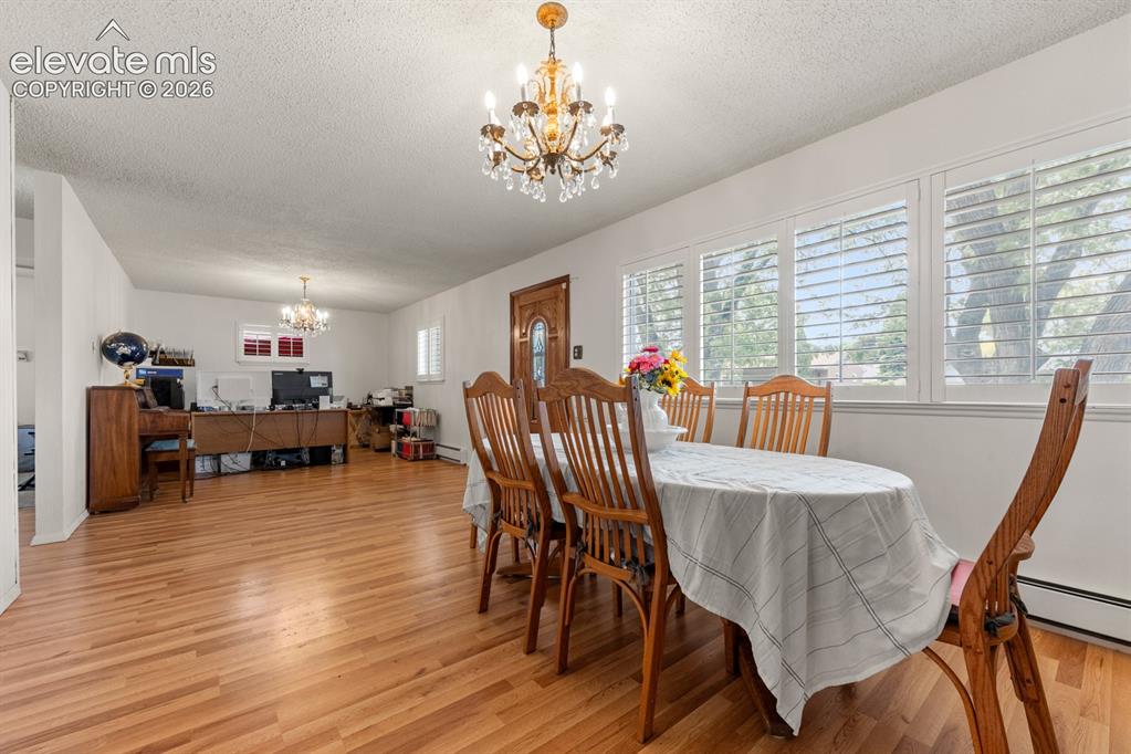 Image 4 of 28: Dining Area