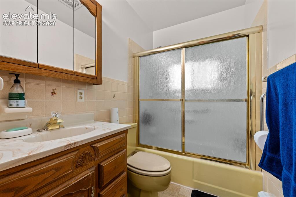 Image 8 of 28: Bathroom