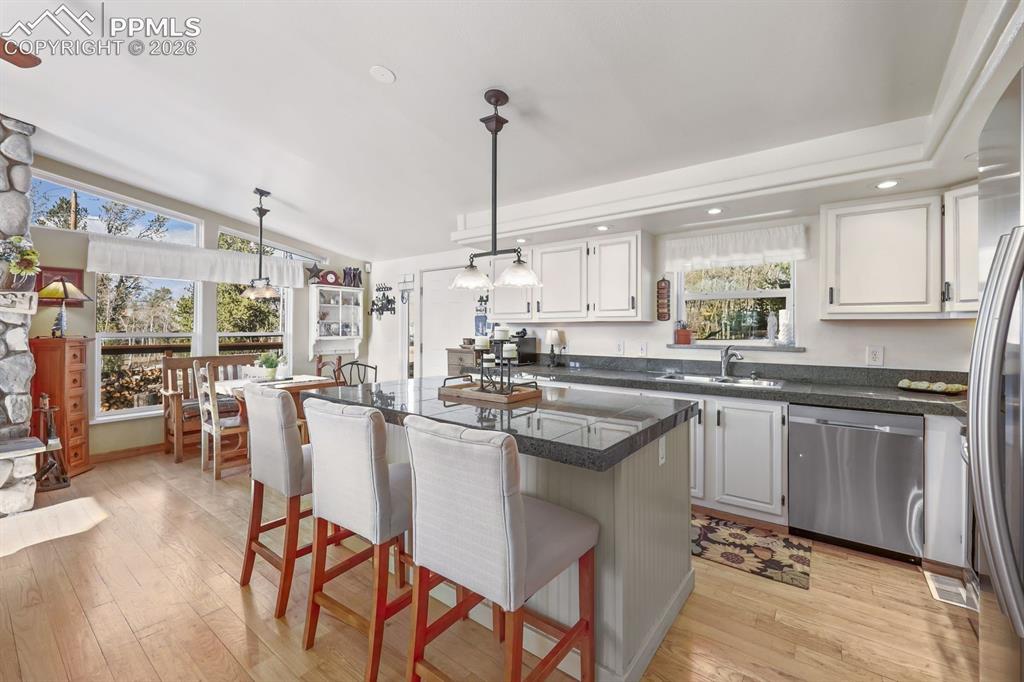 Image 15 of 48: Stainless Appliances!