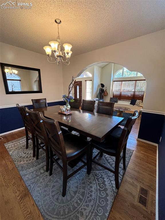 Image 13 of 44: Dining Area