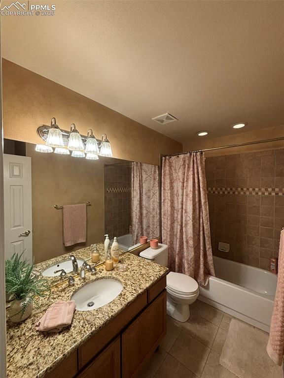 Image 35 of 44: Bathroom