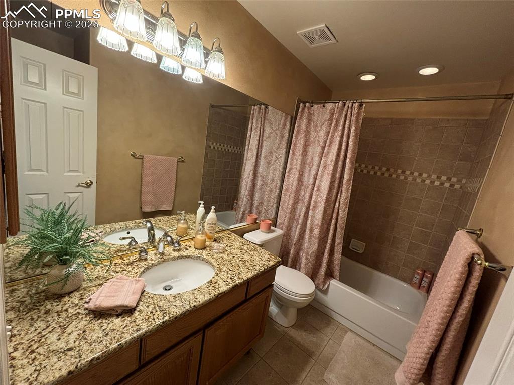 Image 36 of 44: Bathroom