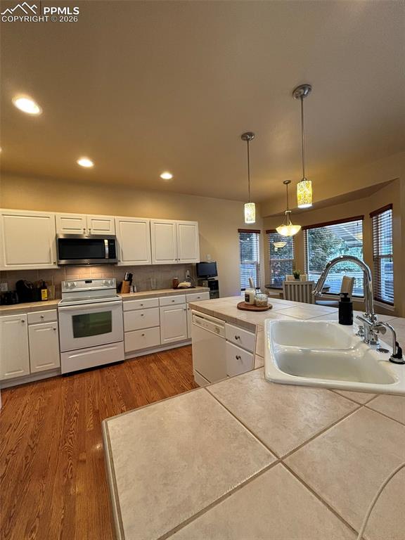 Image 4 of 44: Kitchen