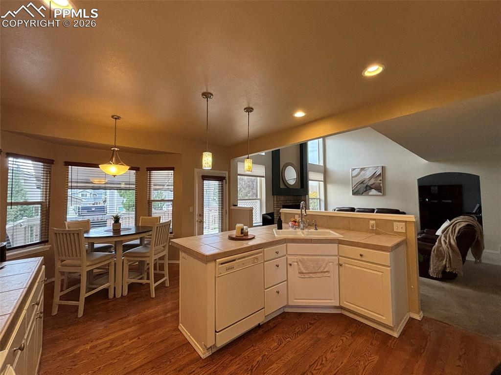 Image 5 of 44: Kitchen