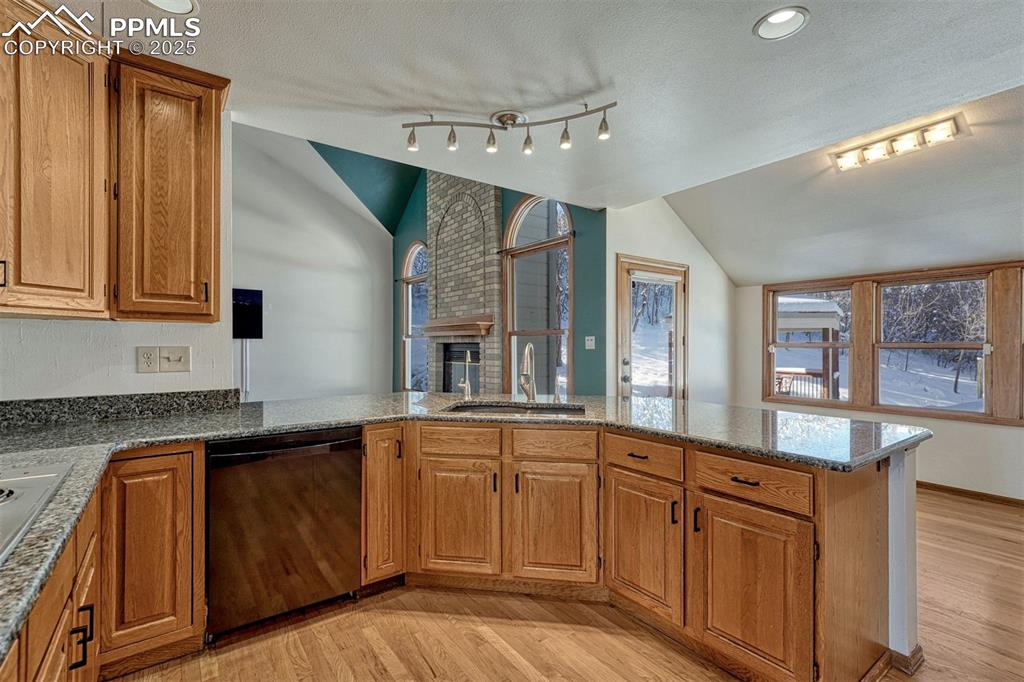 Image 22 of 50: Kitchen