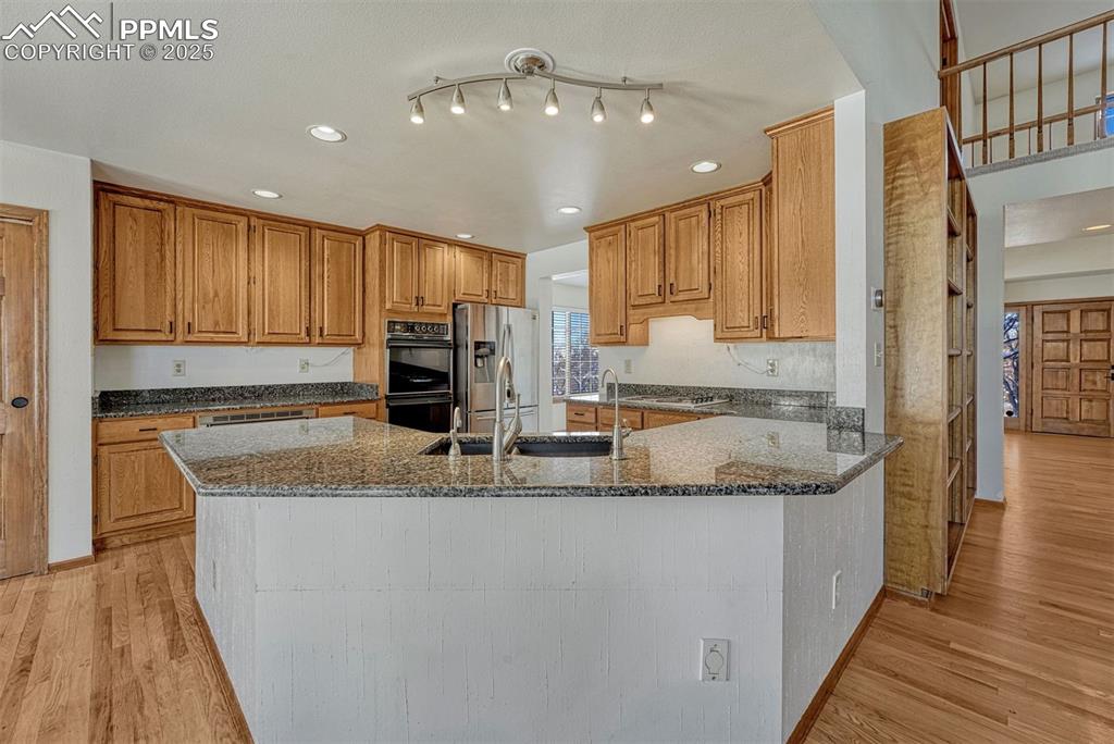 Image 23 of 50: Kitchen