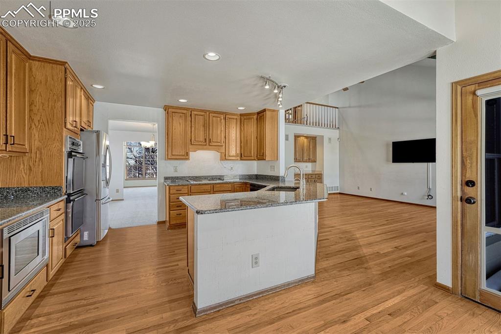 Image 24 of 50: Kitchen