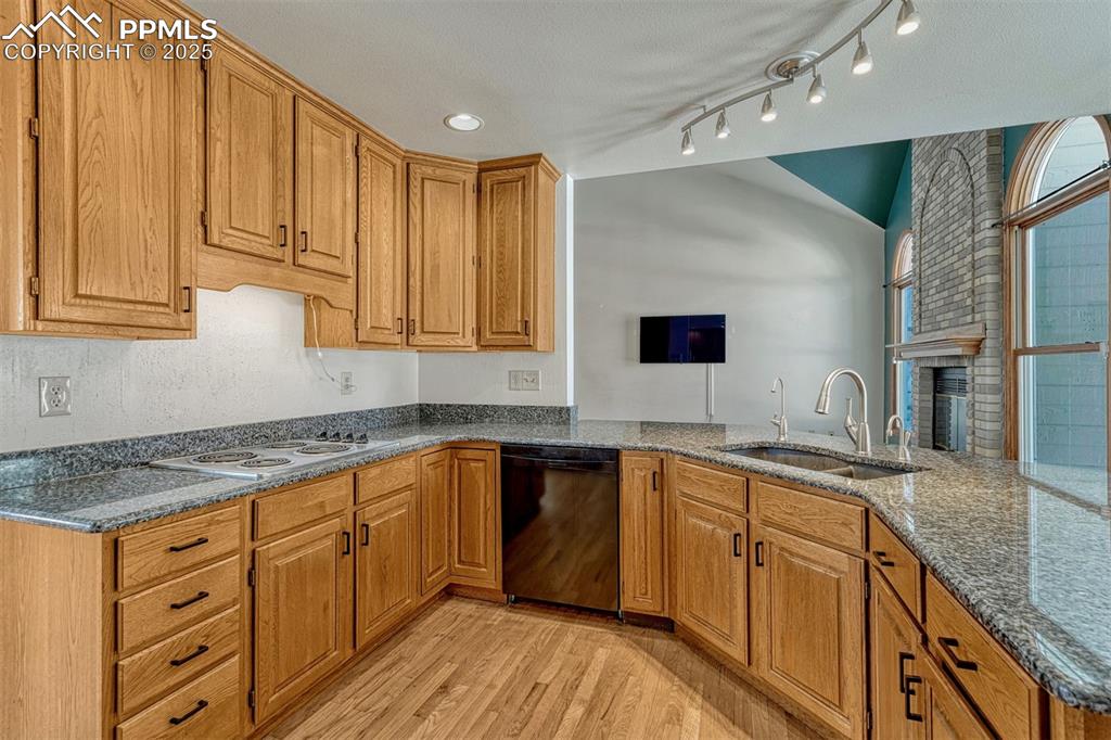 Image 26 of 50: Kitchen