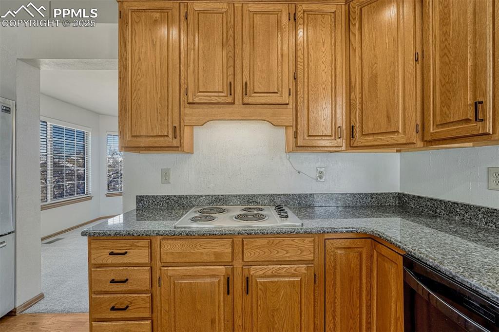 Image 27 of 50: Kitchen