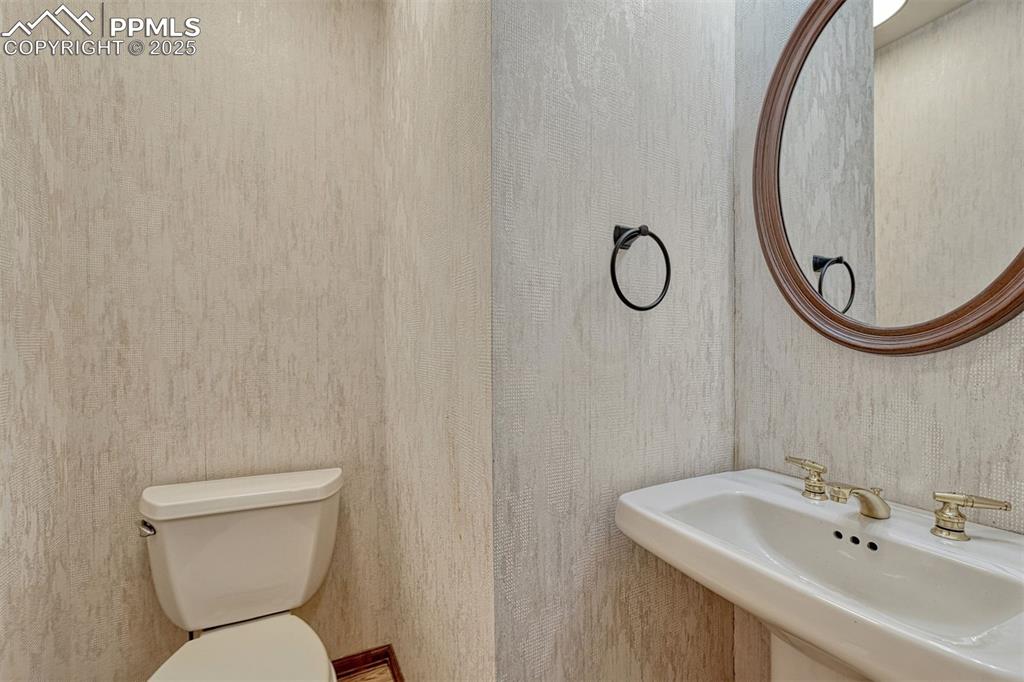 Image 35 of 50: Bathroom