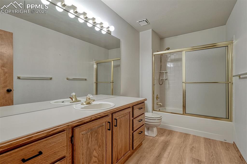 Image 43 of 50: Bathroom