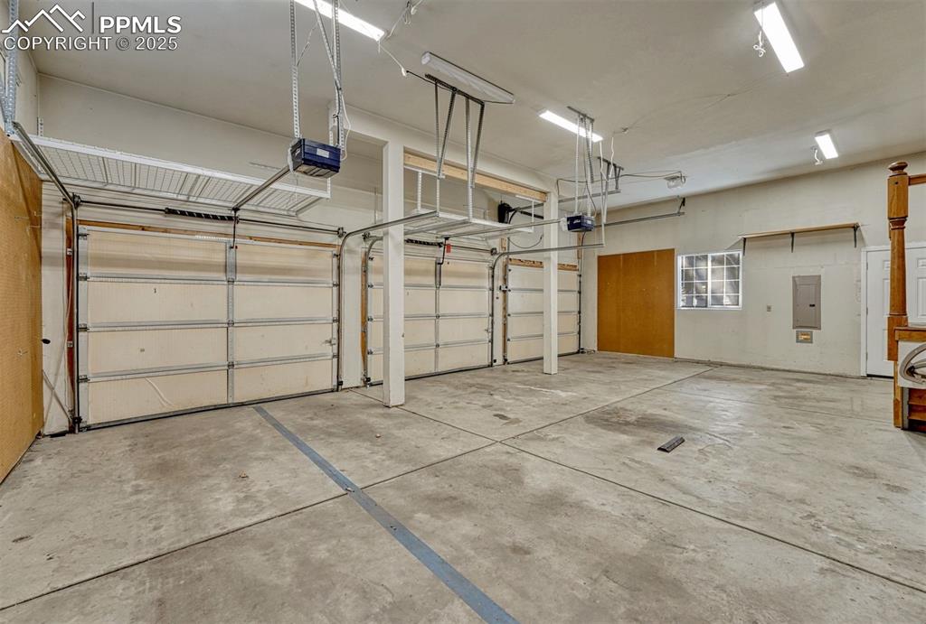 Image 48 of 50: Garage