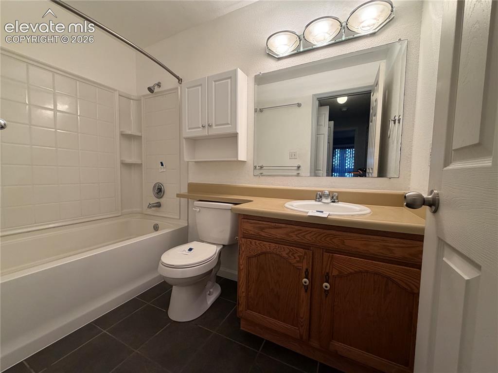 Image 16 of 16: Bathroom