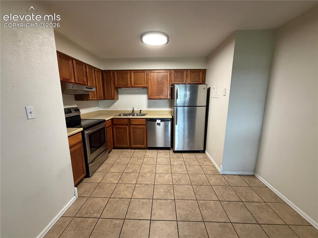 Image 4 of 16: Kitchen