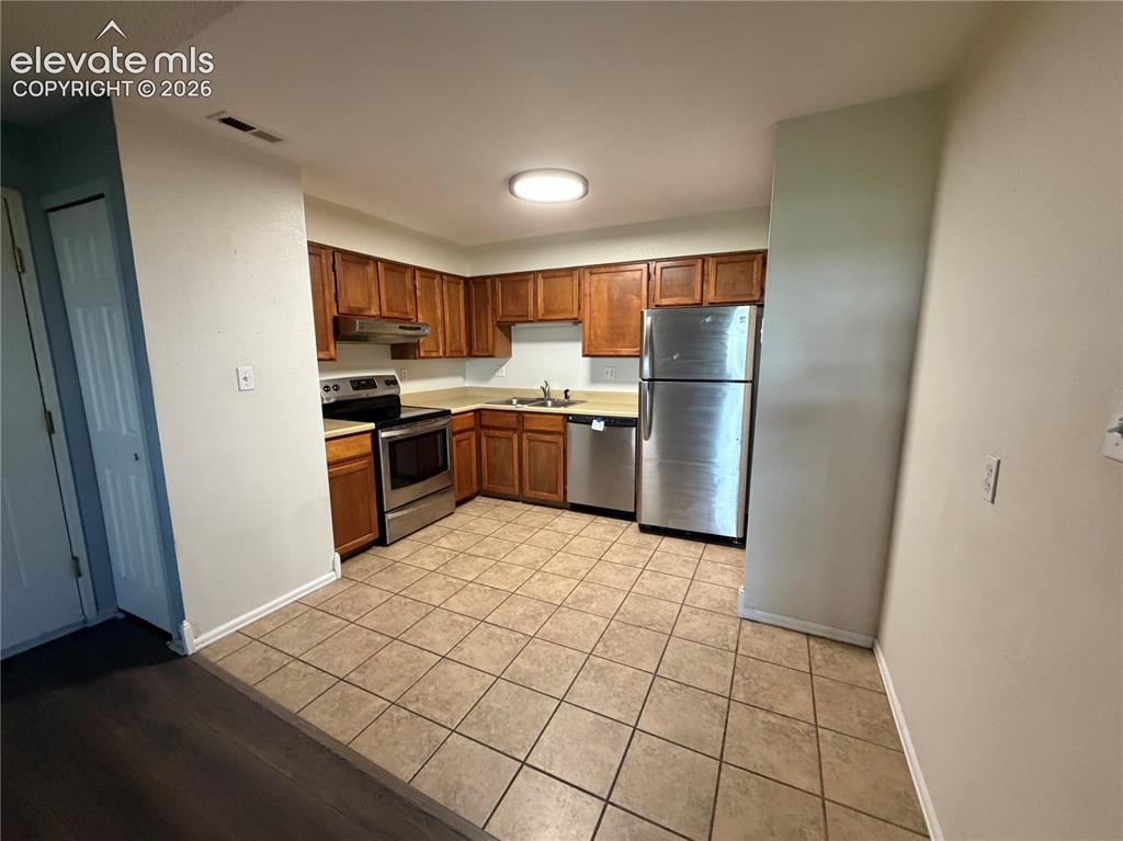 Image 9 of 16: Kitchen