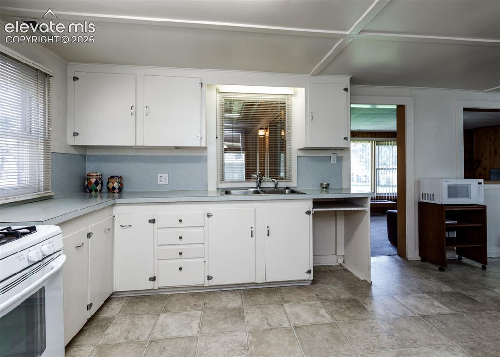 Image 10 of 30: Kitchen
