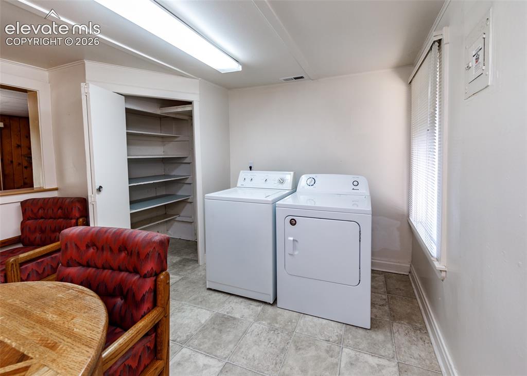 Image 14 of 30: Laundry