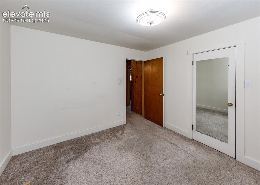 Image 18 of 30: Bedroom