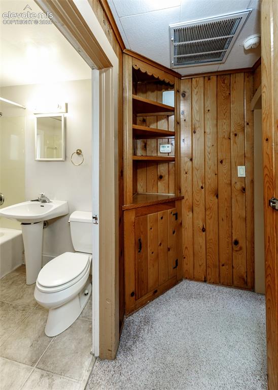Image 19 of 30: Bathroom