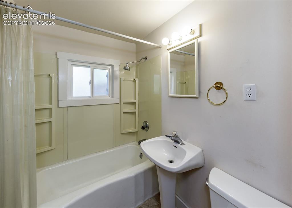Image 20 of 30: Bathroom