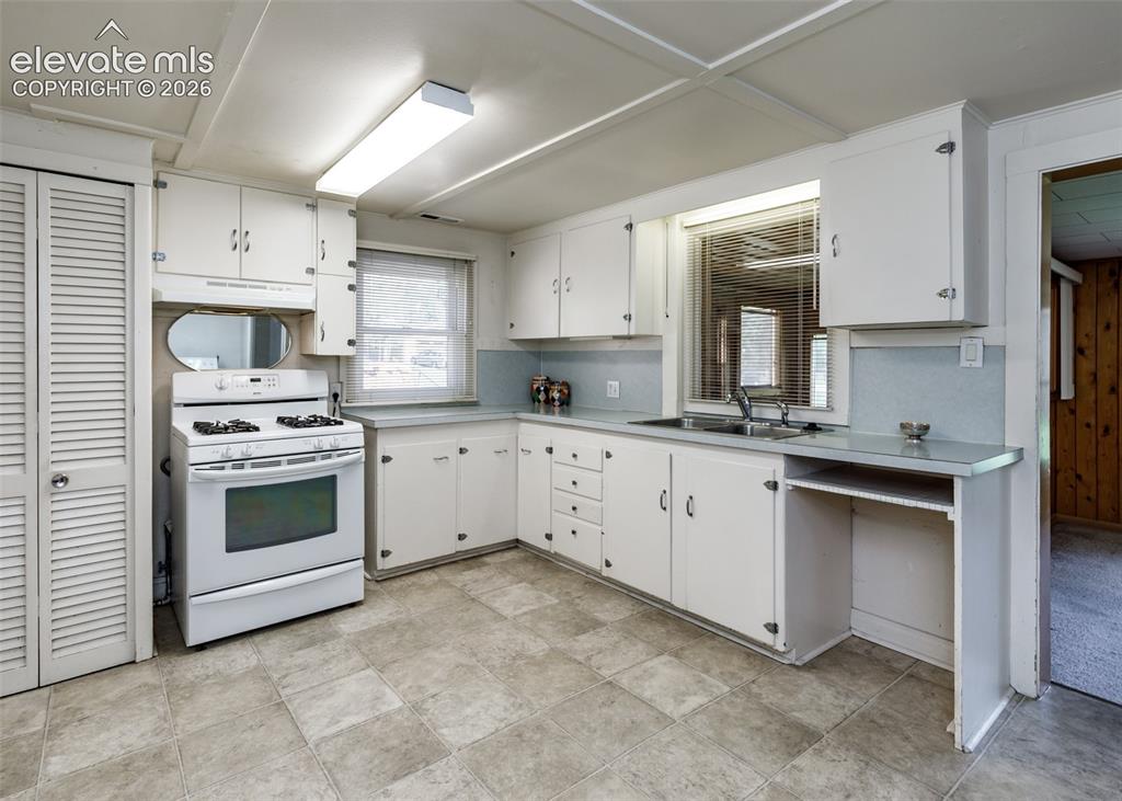 Image 9 of 30: Kitchen