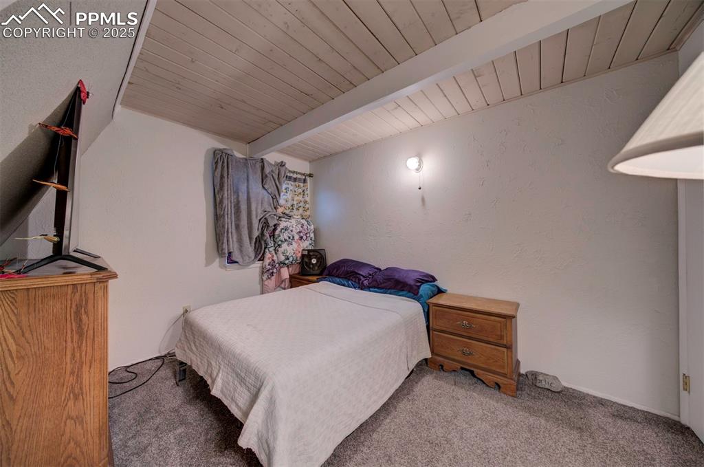 Image 10 of 15: Bedroom