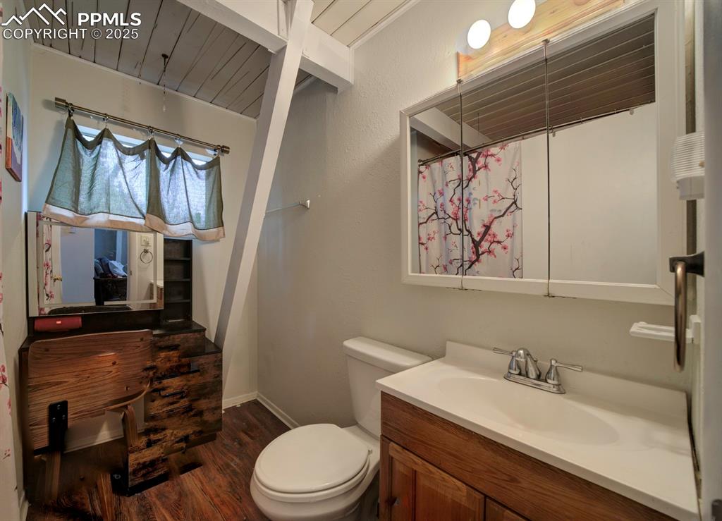 Image 11 of 15: Bathroom