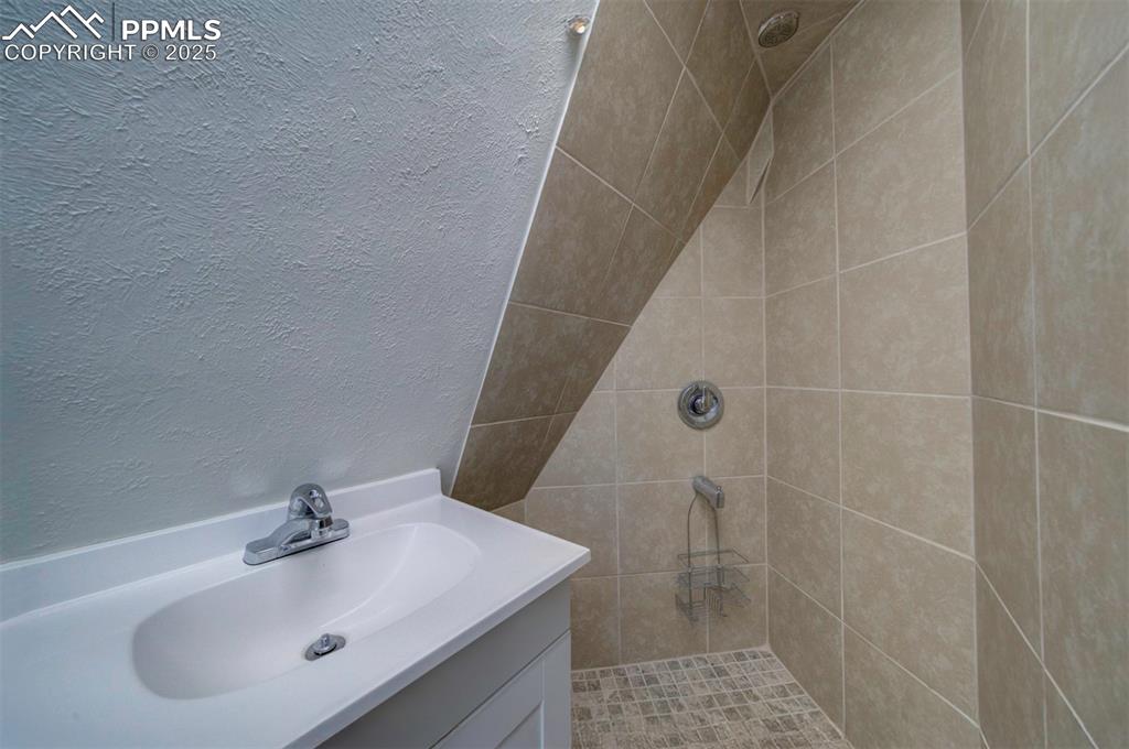 Image 15 of 15: Bathroom