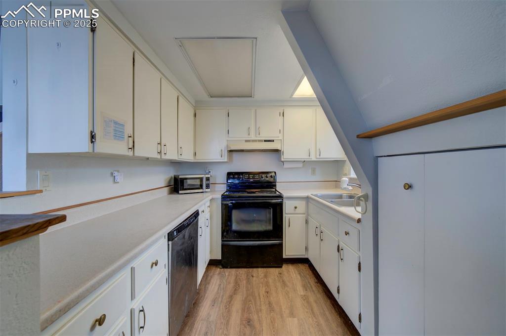 Image 6 of 15: Kitchen