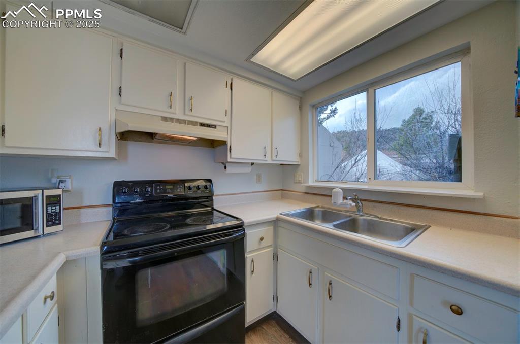 Image 7 of 15: Kitchen
