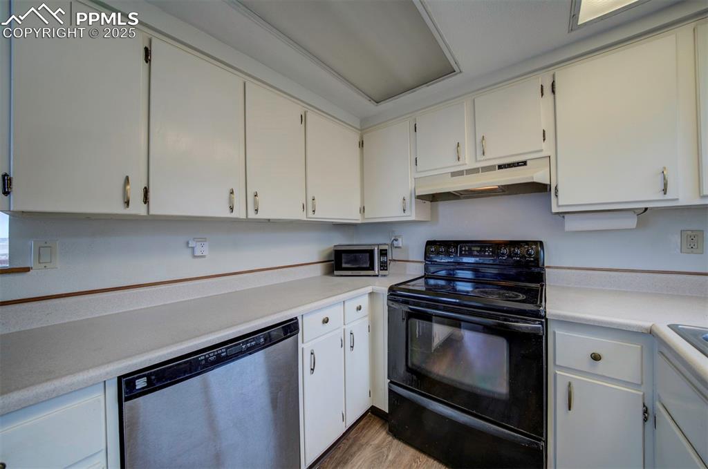 Image 8 of 15: Kitchen