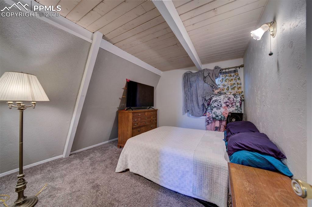 Image 9 of 15: Bedroom