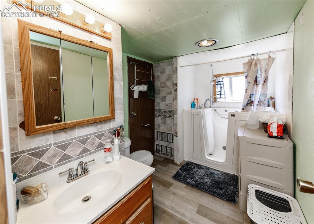 Image 14 of 33: Bathroom