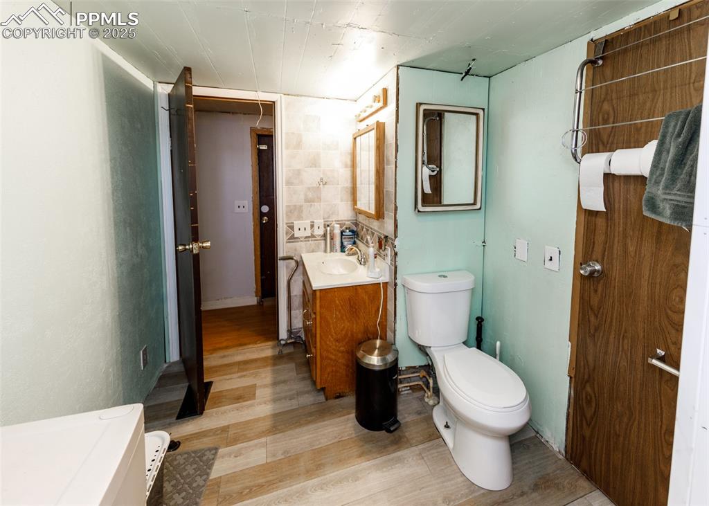 Image 15 of 33: Bathroom