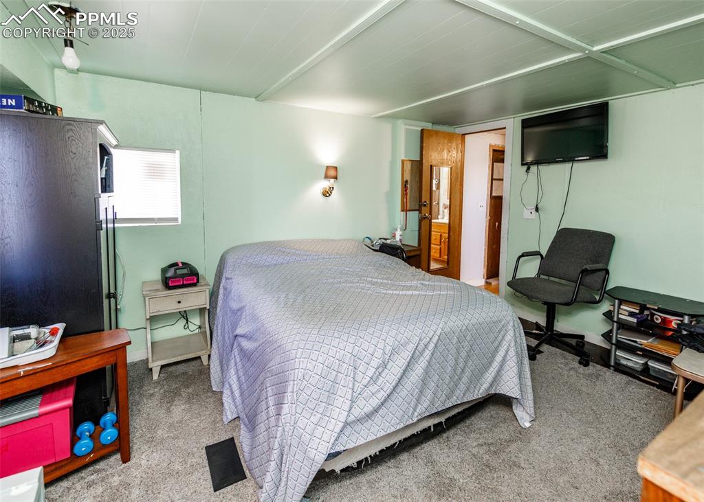 Image 17 of 33: Bedroom