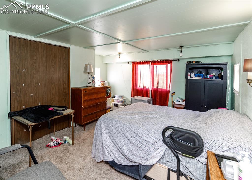 Image 18 of 33: Bedroom