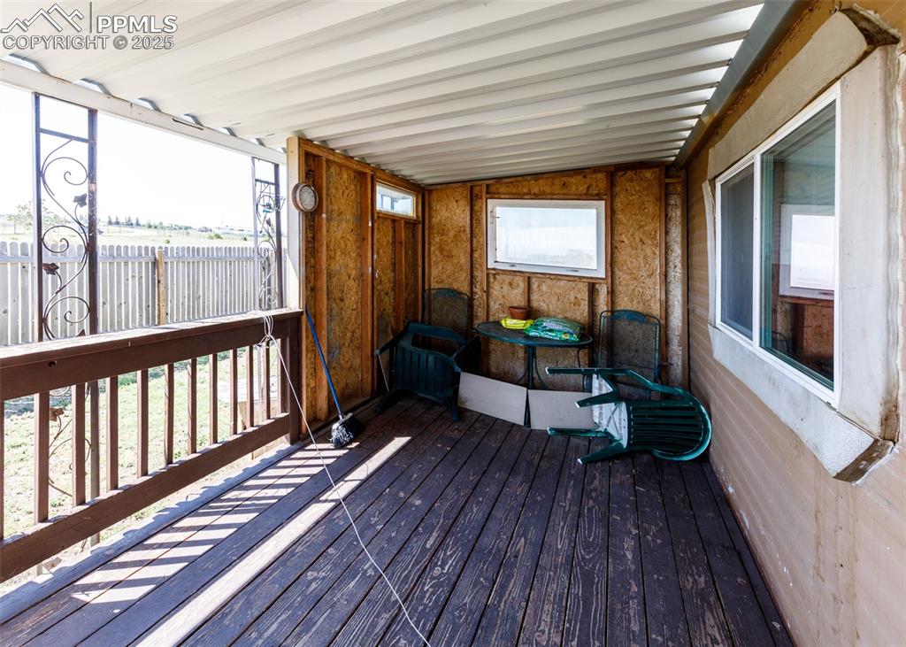 Image 22 of 33: Deck