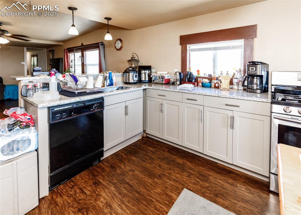 Image 3 of 33: Kitchen