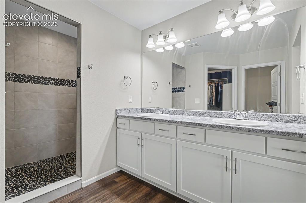 Image 19 of 48: Bathroom