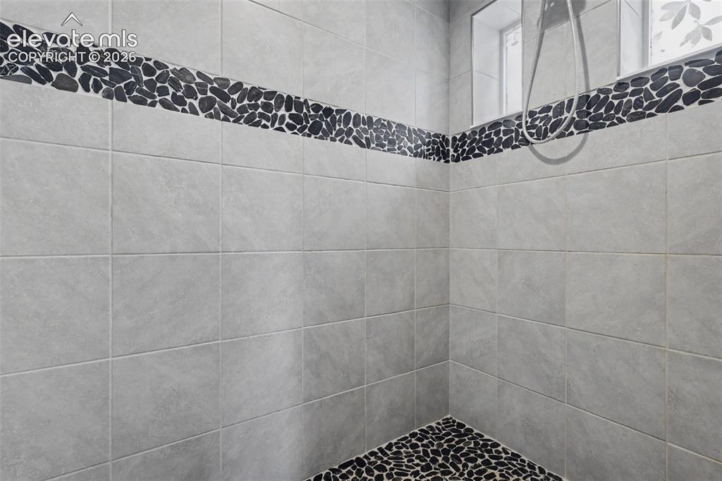 Image 21 of 48: Bathroom