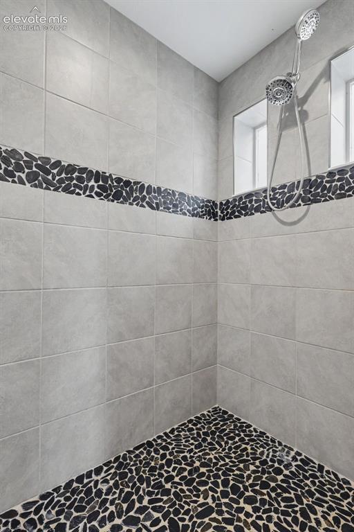 Image 22 of 48: Bathroom