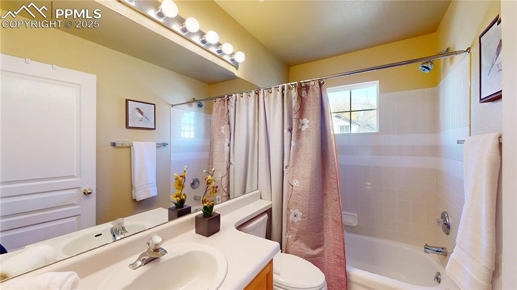 Image 20 of 24: Bathroom