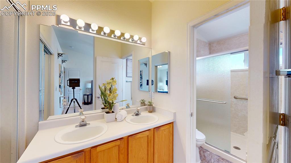 Image 7 of 24: Bathroom