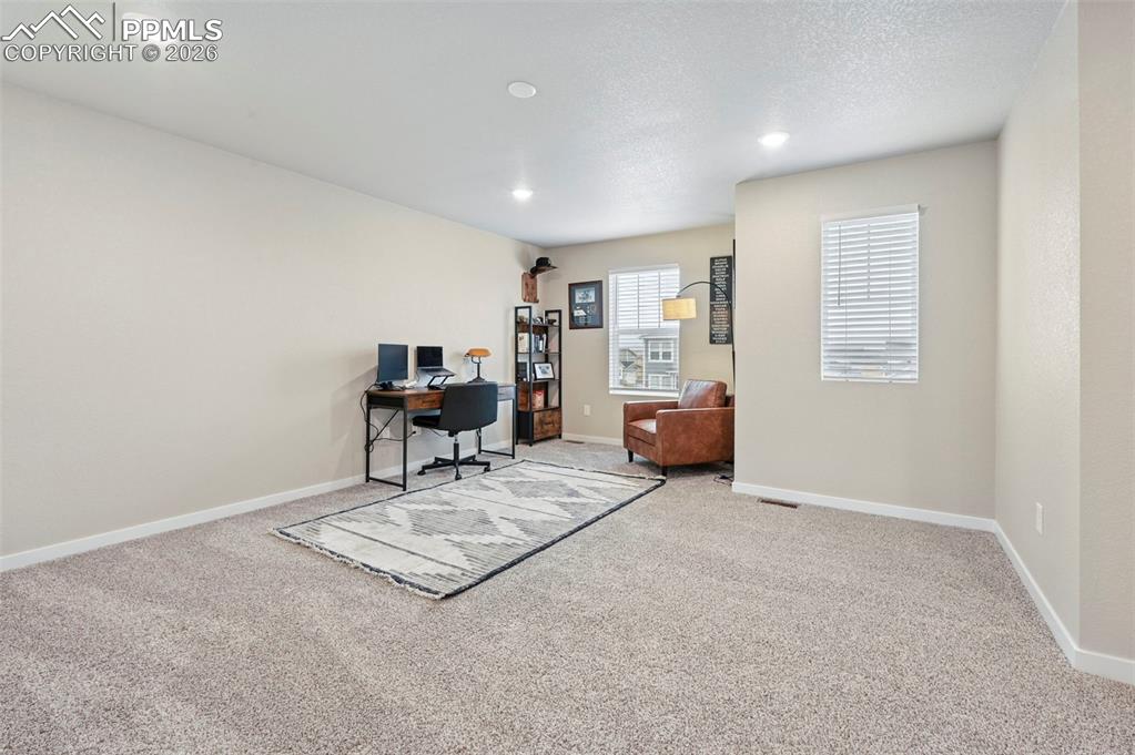 Image 19 of 42: huge loft upstairs 