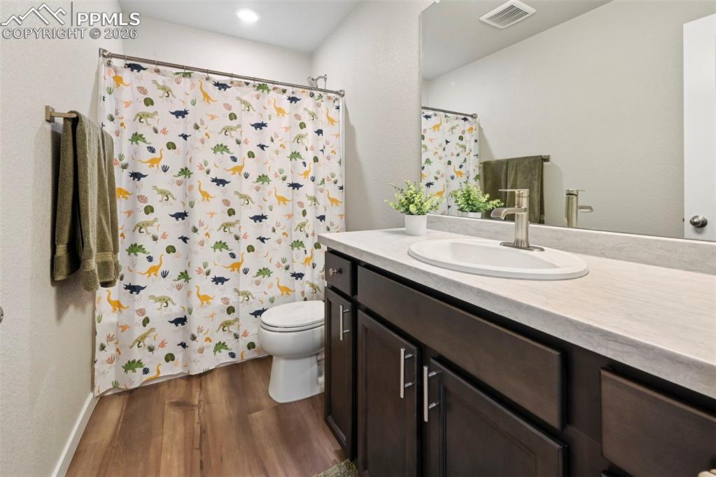 Image 25 of 42: full upstairs bathroom