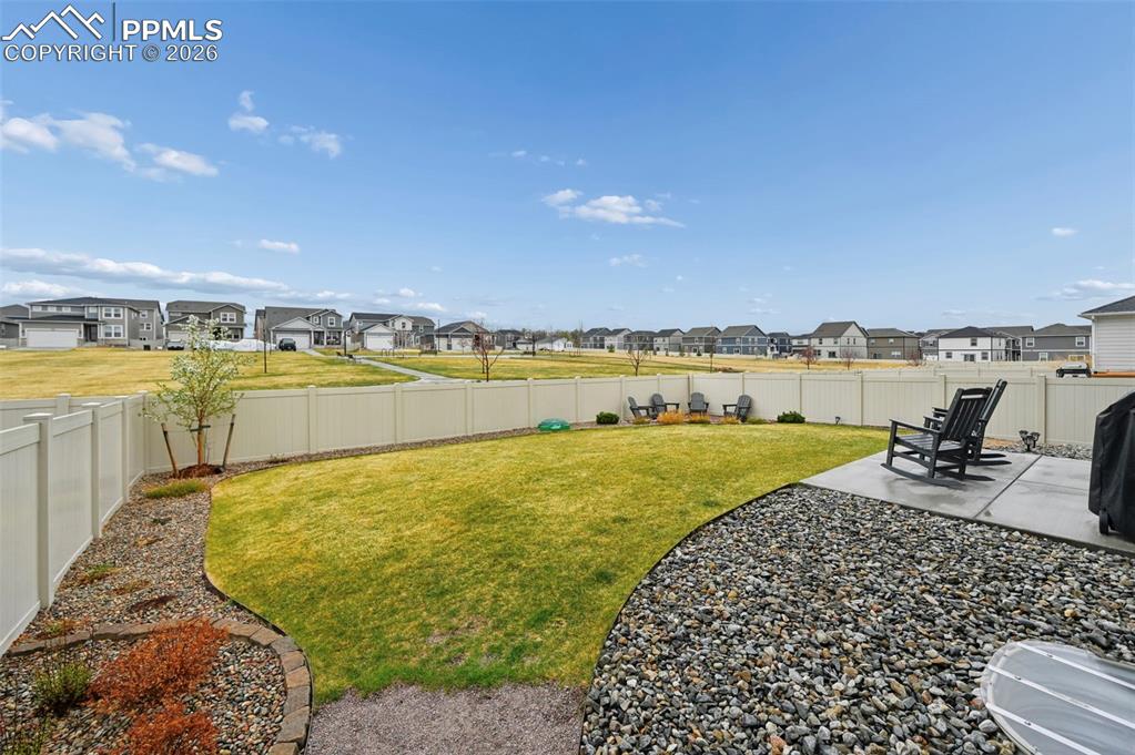 Image 40 of 42: Yard