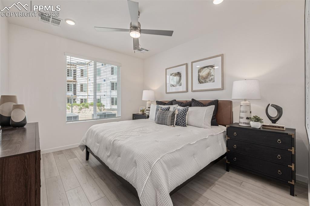 Image 14 of 26: Bedroom