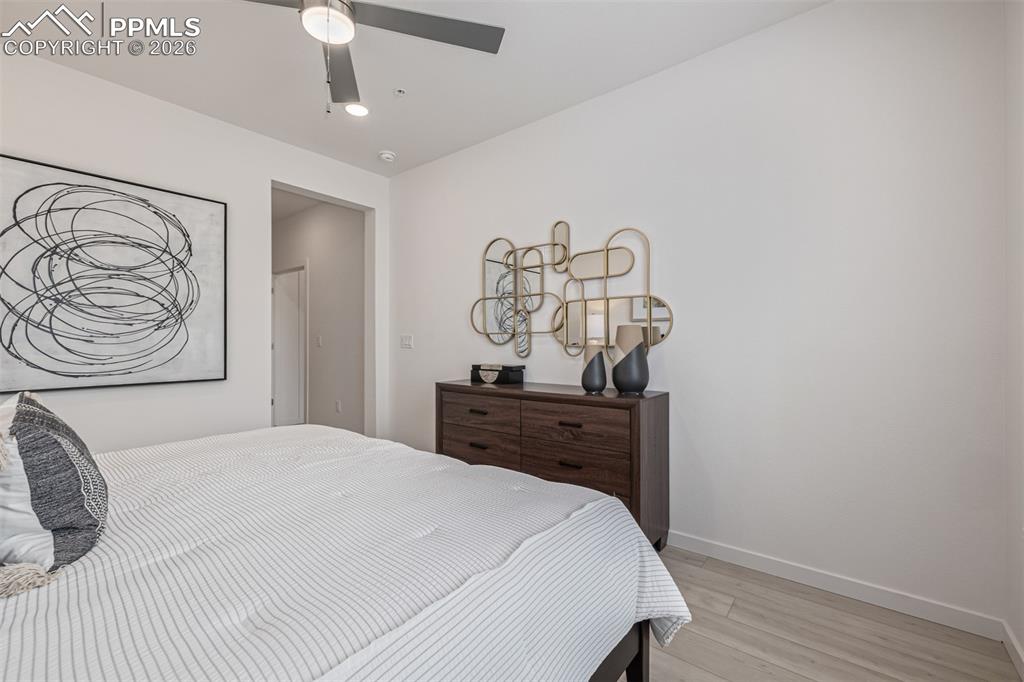 Image 16 of 26: Bedroom